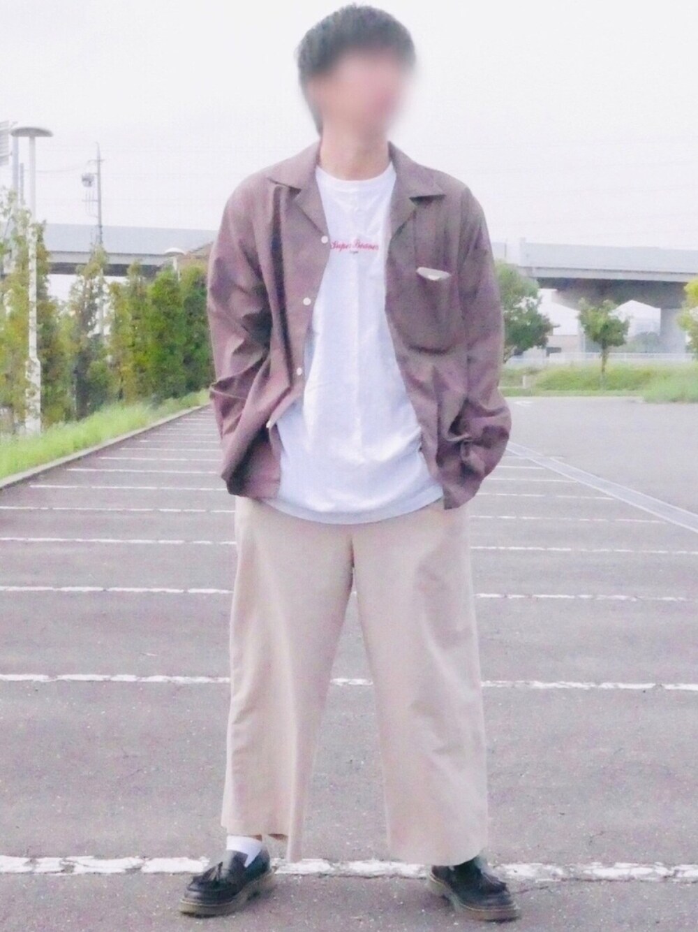 ホワイト系のTシャツ/カットソー、ブラウン系のシャツ/ブラウス、ベージュ系のその他パンツを着用したメンズの秋コーディネートの1枚目の写真