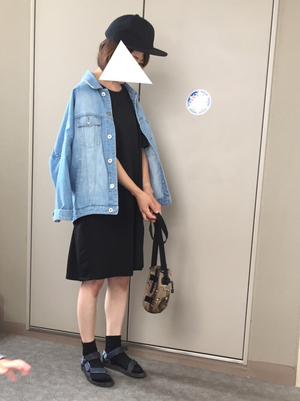ブルー系のデニムジャケット、ブラウン系のショルダーバッグ、ブラック系のサンダルを着用したレディースの春コーディネートの1枚目の写真