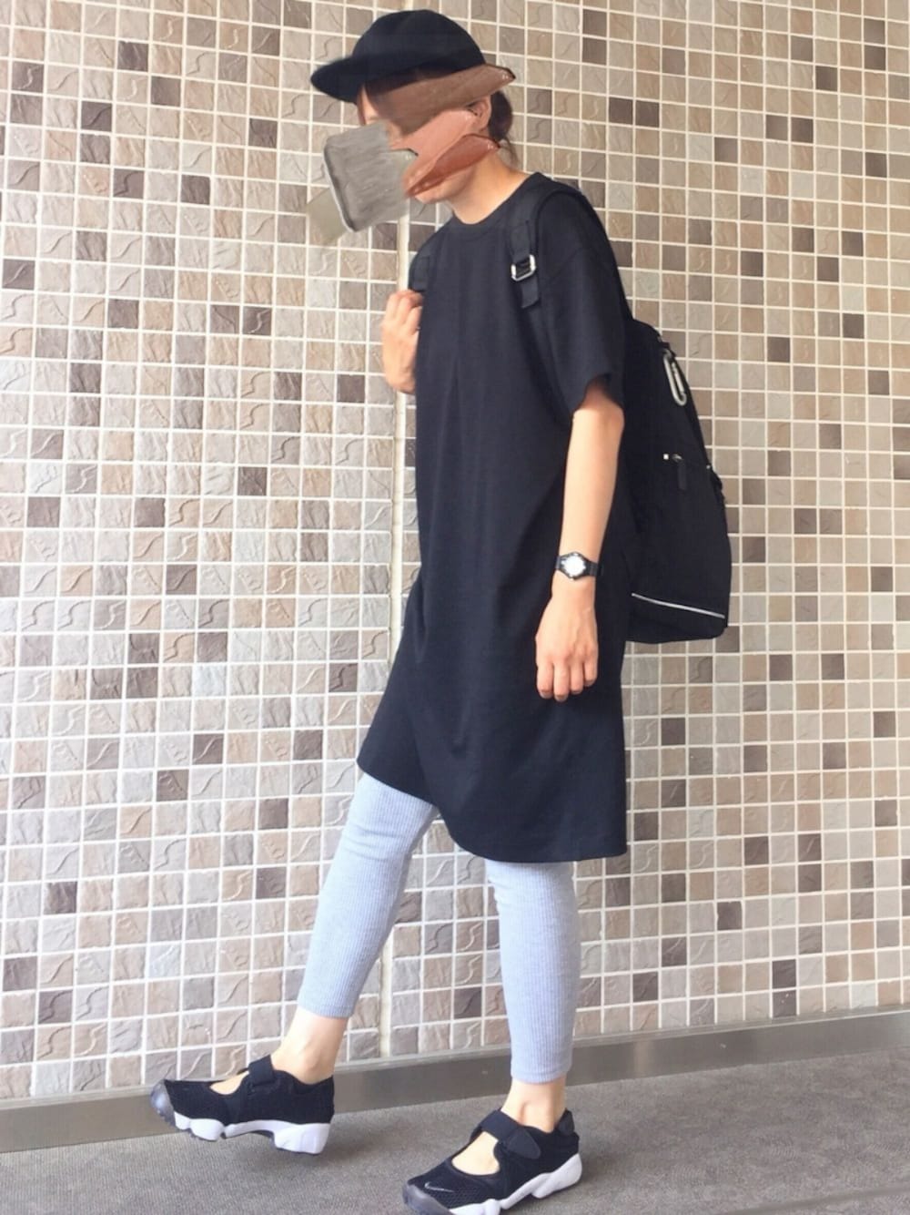 「ママコーデ、ユニクロ、UNIQLO U、クルーネックTワンピ、リブレギンス、レギンス、モノトーン、エアリフト」｜「KBFのKBF Cap（キャップ、ブラック系）」を使った、TESCOさん（レディース・158cm）の夏コーディネートの1枚目の写真