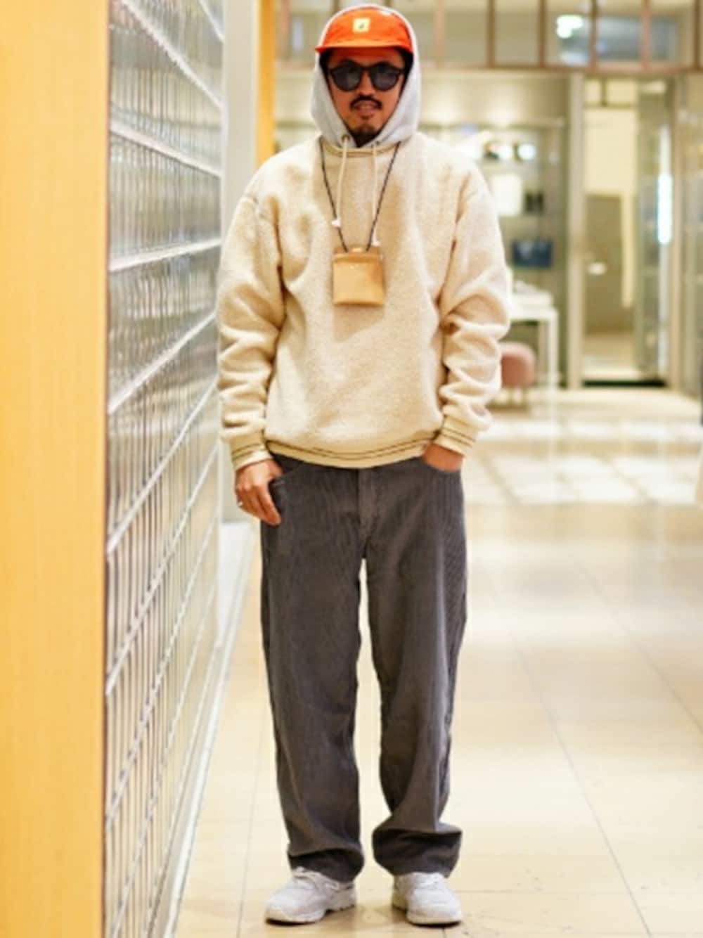 「キャップ、ボア、リーバイス、BEAMS、Champion、ビームス、Levi's、HELLY HANSEN、ヘリーハンセン」｜「BEAMSのBEAMS / ボア クルーネックスウェットシャツ（スウェット、ベージュ系）」を使った、BEAMS MENさん（メンズ・182cm）の冬コーディネートの1枚目の写真