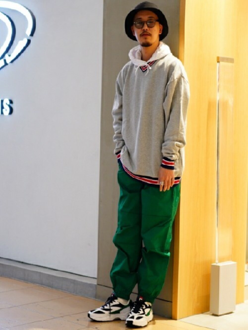 「FILA」｜「BEAMSのBEAMS / カラー ワイド イージーパンツ（その他パンツ、グリーン系）」を使った、BEAMS MENさん（メンズ）の冬コーディネートの1枚目の写真
