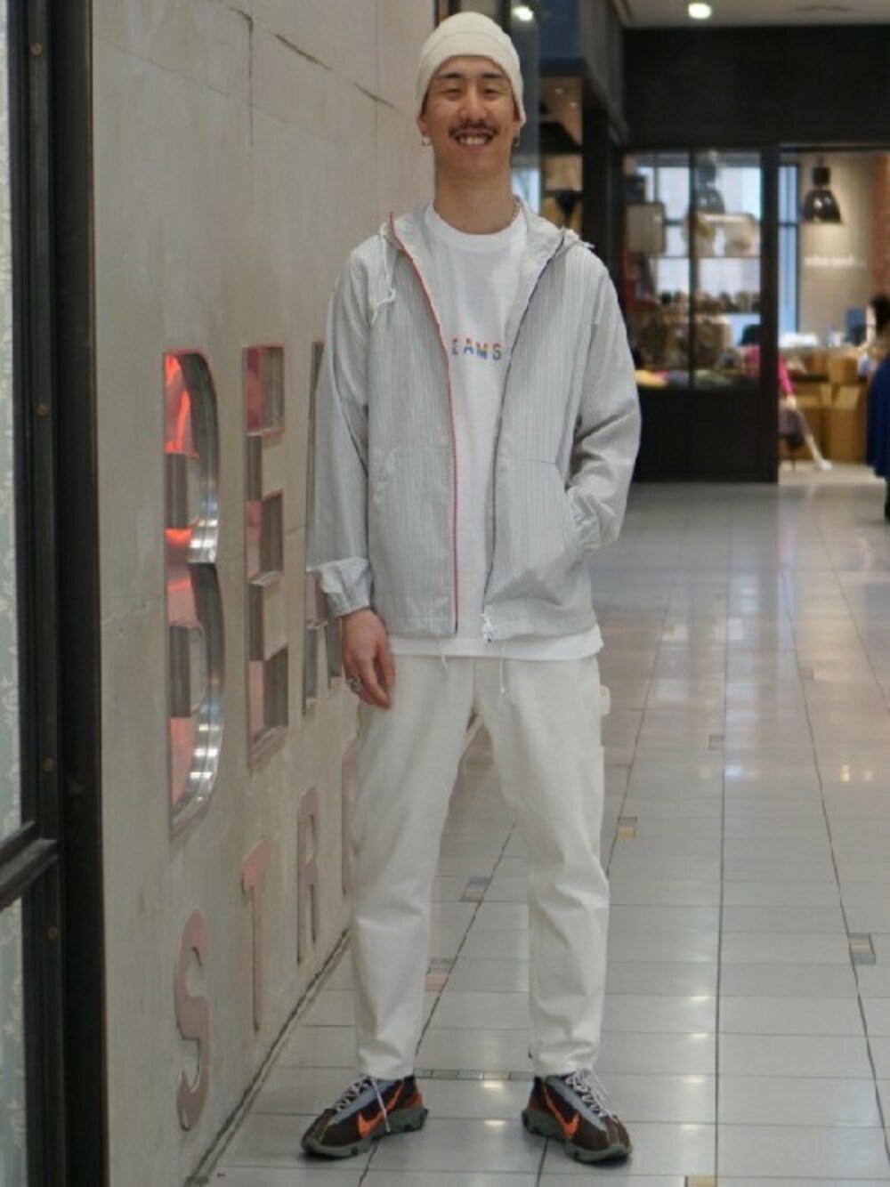 グレー系のブルゾン、ホワイト系のTシャツ/カットソー、ホワイト系のその他パンツを着用したメンズの春コーディネートの1枚目の写真