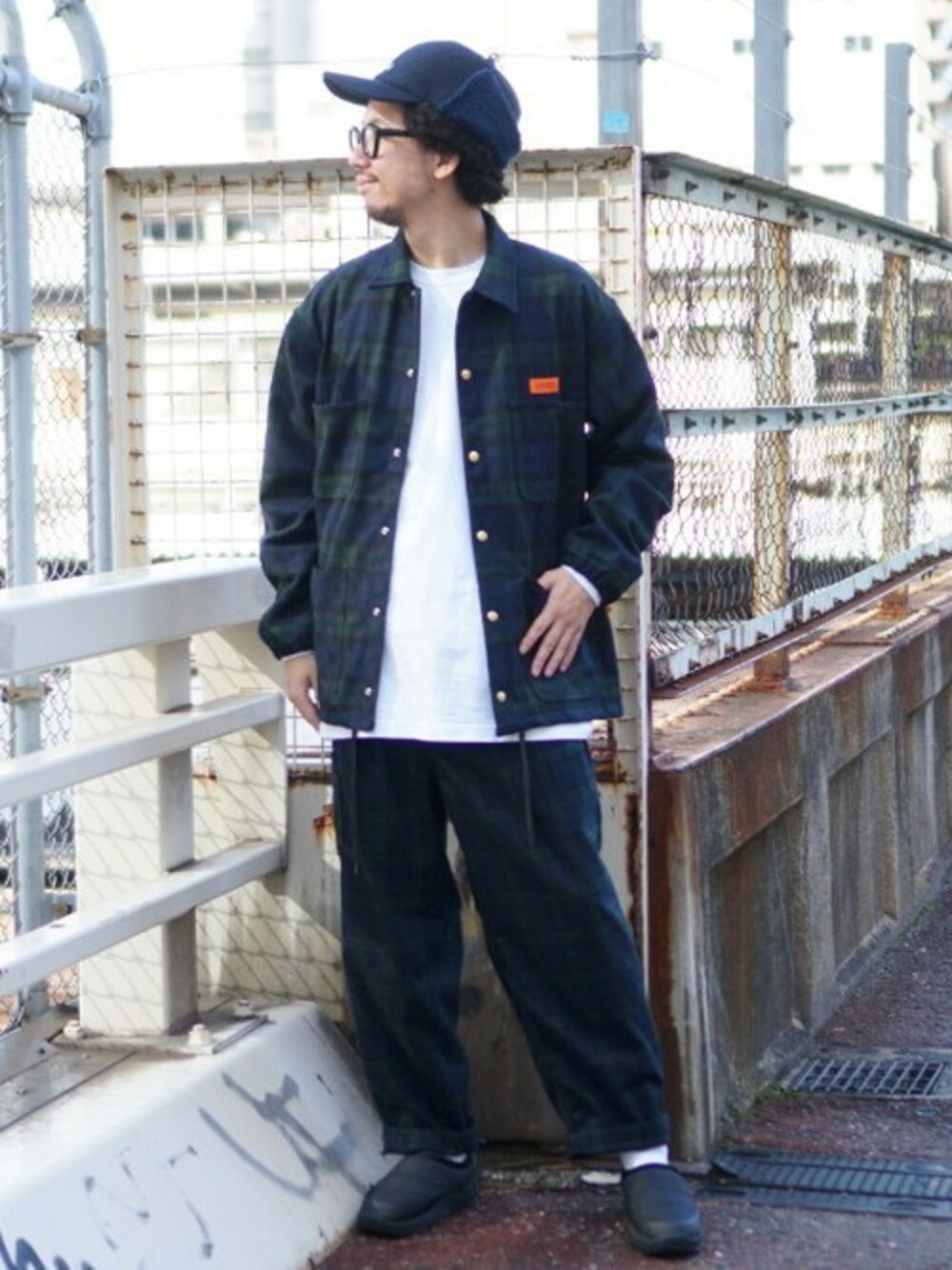 「UNIVERSAL OVERALLのUNIVERSAL OVERALL × BEAMS / 別注 チェック カバーコーチジャケット（ブルゾン、その他）」を使った、BEAMS MENさん（メンズ・177cm）の秋コーディネートの1枚目の写真