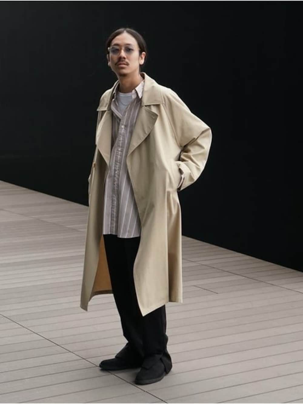 「トレンチコート、スリットパンツ」｜「BEAMSのBEAMS / ルーズ トレンチコート（トレンチコート、ベージュ系）」を使った、BEAMS MENさん（メンズ・169cm）の冬コーディネートの1枚目の写真