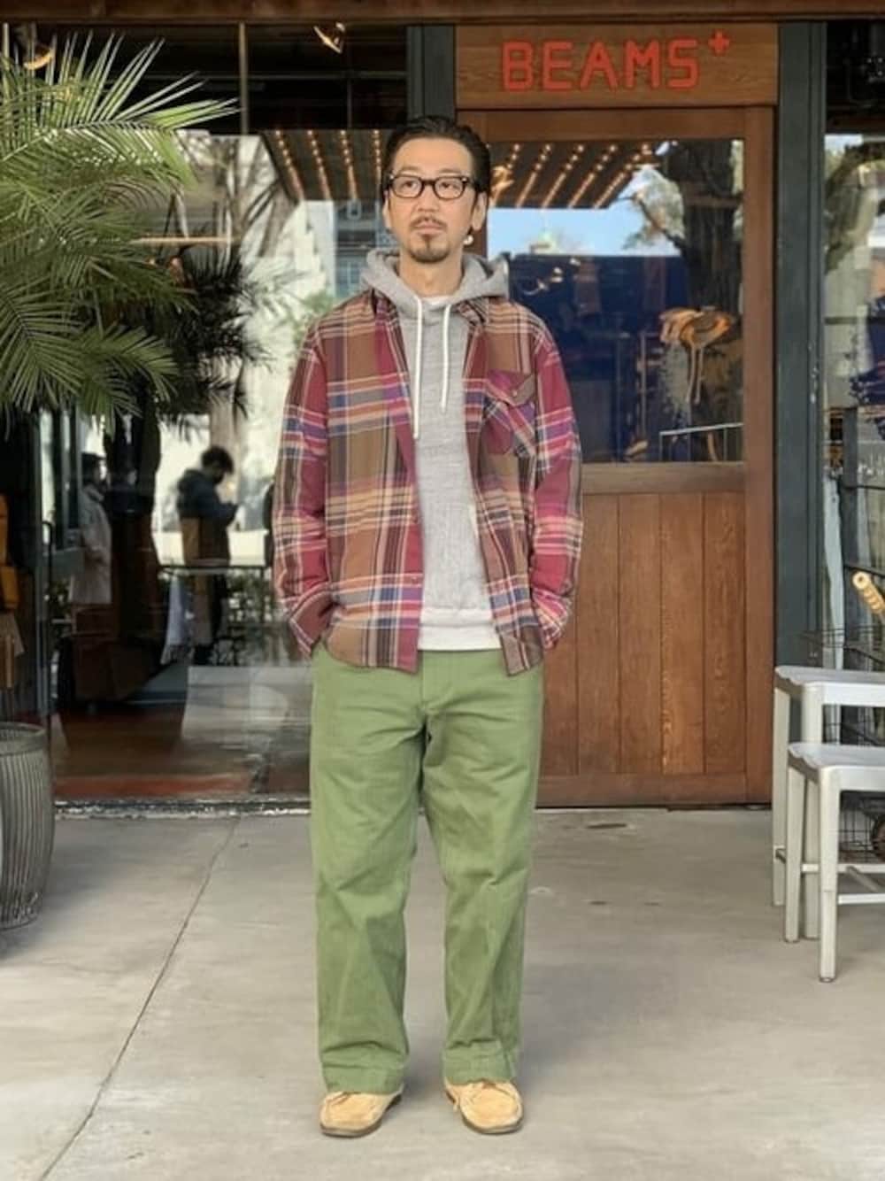 「チェック、ミリタリー、チェックシャツ、ネルシャツ、トラウザーパンツ、ネルシャツチェック、beams plus、ミリタリーパンツ、ビームスプラス、ビッグチェック」｜「BEAMS PLUSのBEAMS PLUS / ガイドビッグチェック ネルシャツ（シャツ/ブラウス、レッド系）」を使った、BEAMS MENさん（メンズ・169cm）の春コーディネートの1枚目の写真