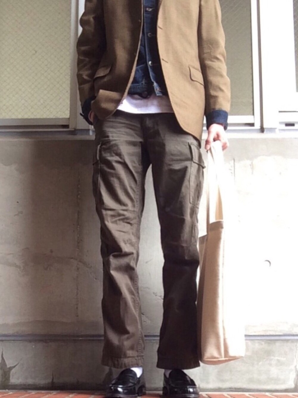 ベージュ系のテーラードジャケット、ブルー系のデニムジャケット、ホワイト系のTシャツ/カットソーを着用したメンズの春コーディネートの1枚目の写真