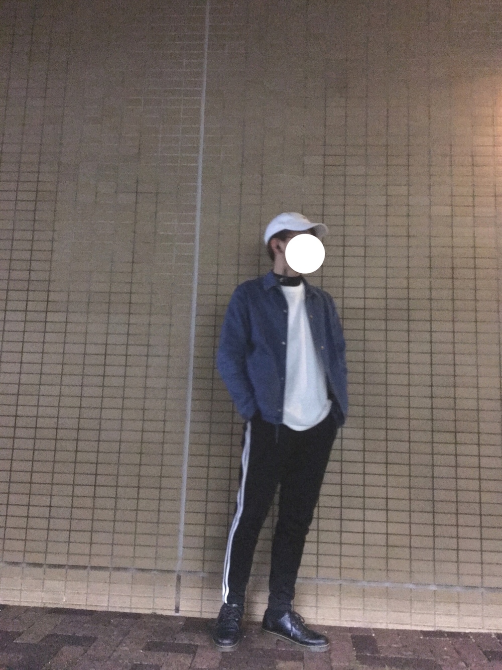 「おしゃれさんと繋がりたい、カジュアルコーデ、スボーツミックス、GU、コーチジャケット、デニム、ラインパンツ、革靴」｜「FILAの∴WEGO/FILA別注LOWキャップ（キャップ、ホワイト系）」を使った、toshiさん（メンズ・172cm）の冬コーディネートの1枚目の写真