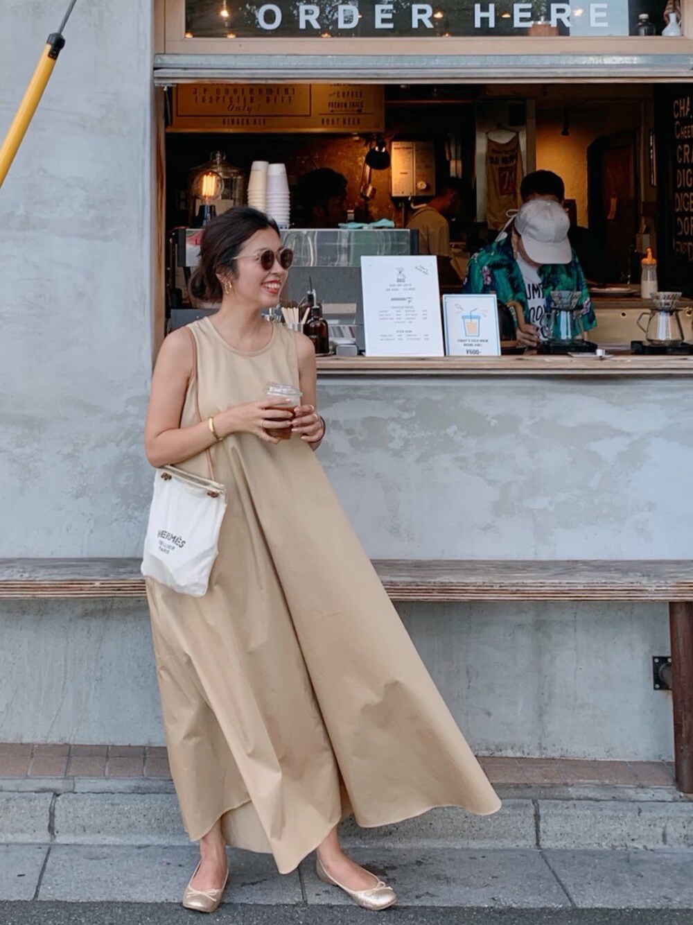 「夏コーデ、きれいめカジュアル、ベージュコーデ、シンプルコーデ、ワンピース、ZARA、バレエシューズ、ワントーンコーデ」｜「HERMESのアイテム（ショルダーバッグ、ホワイト系）」を使った、sayakaさん（レディース・160cm）の夏コーディネートの1枚目の写真