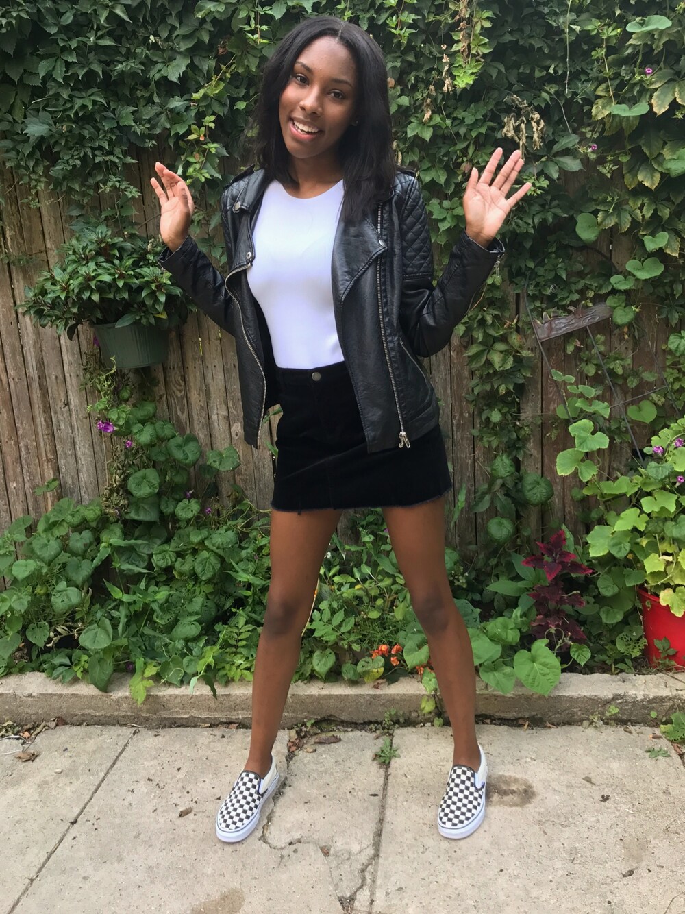「black and white、leather jacket、skirt、Cute、NYC、summer、baby」｜「FOREVER 21のアイテム（スカート、ブラック系）」を使った、Ciara Jayさん（レディース・173cm）の秋コーディネートの1枚目の写真