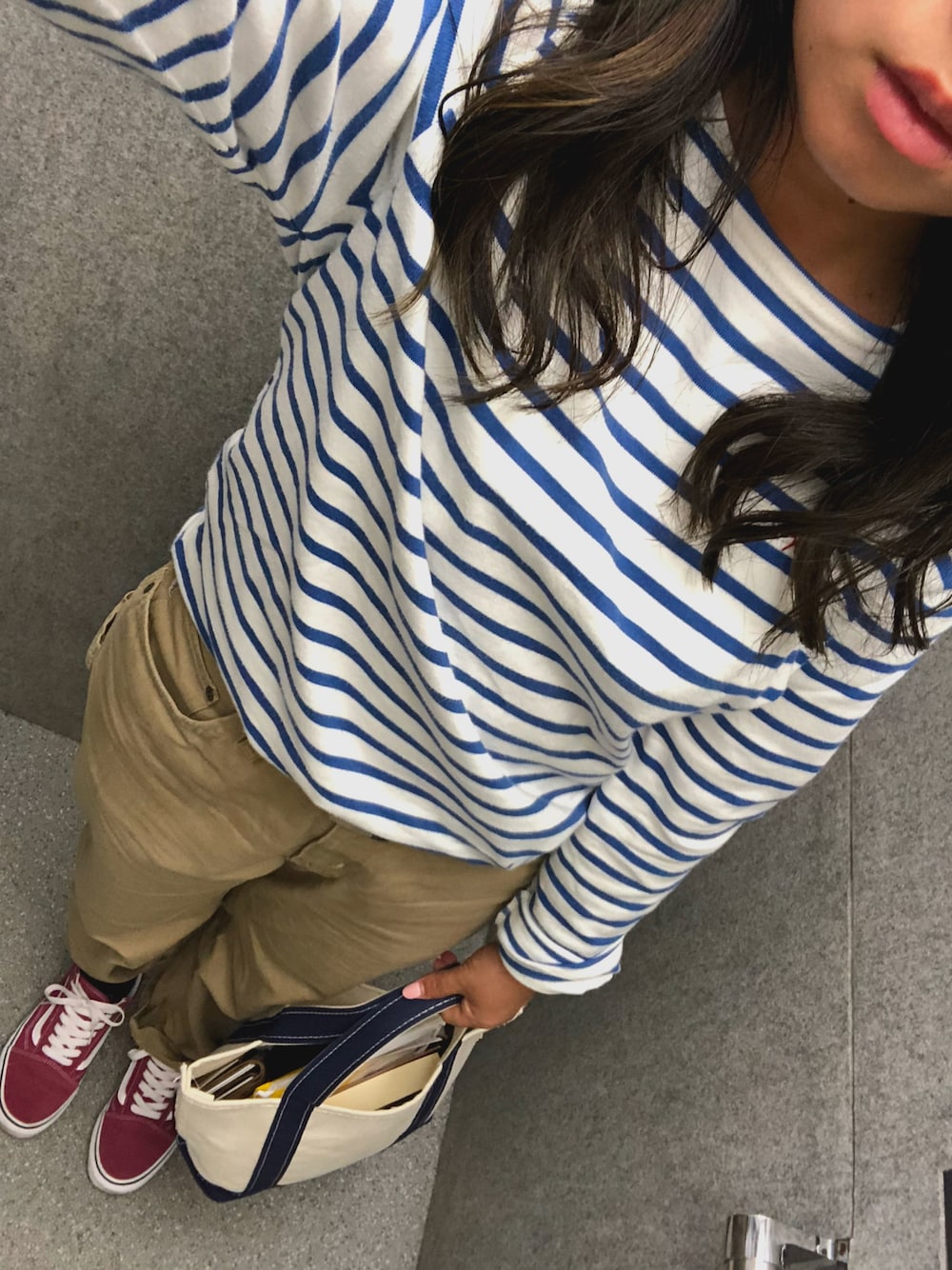 「シンプル、カジュアル、スニーカーコーデ」｜「Arnold Palmerのアイテム（Tシャツ/カットソー、ホワイト系）」を使った、まさん（レディース・153cm）の春コーディネートの1枚目の写真