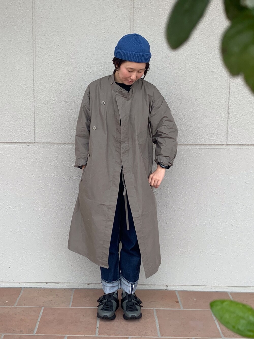 「キャンプ、雨、撥水加工、カジュアルコーデ、キャンプスタイル、防水シューズ」｜「Snow Peakのアイテム（トレンチコート、ベージュ系）」を使った、Yamamoto"snowpeakさん（レディース・160cm）の春コーディネートの1枚目の写真