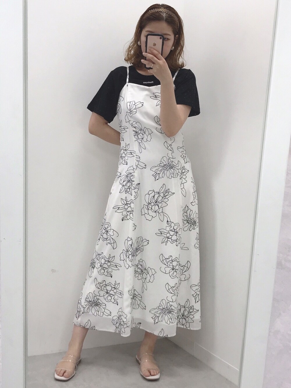 ホワイト系のワンピース、その他のサンダル、ホワイト系のTシャツ/カットソーを着用したレディースの春コーディネートの1枚目の写真