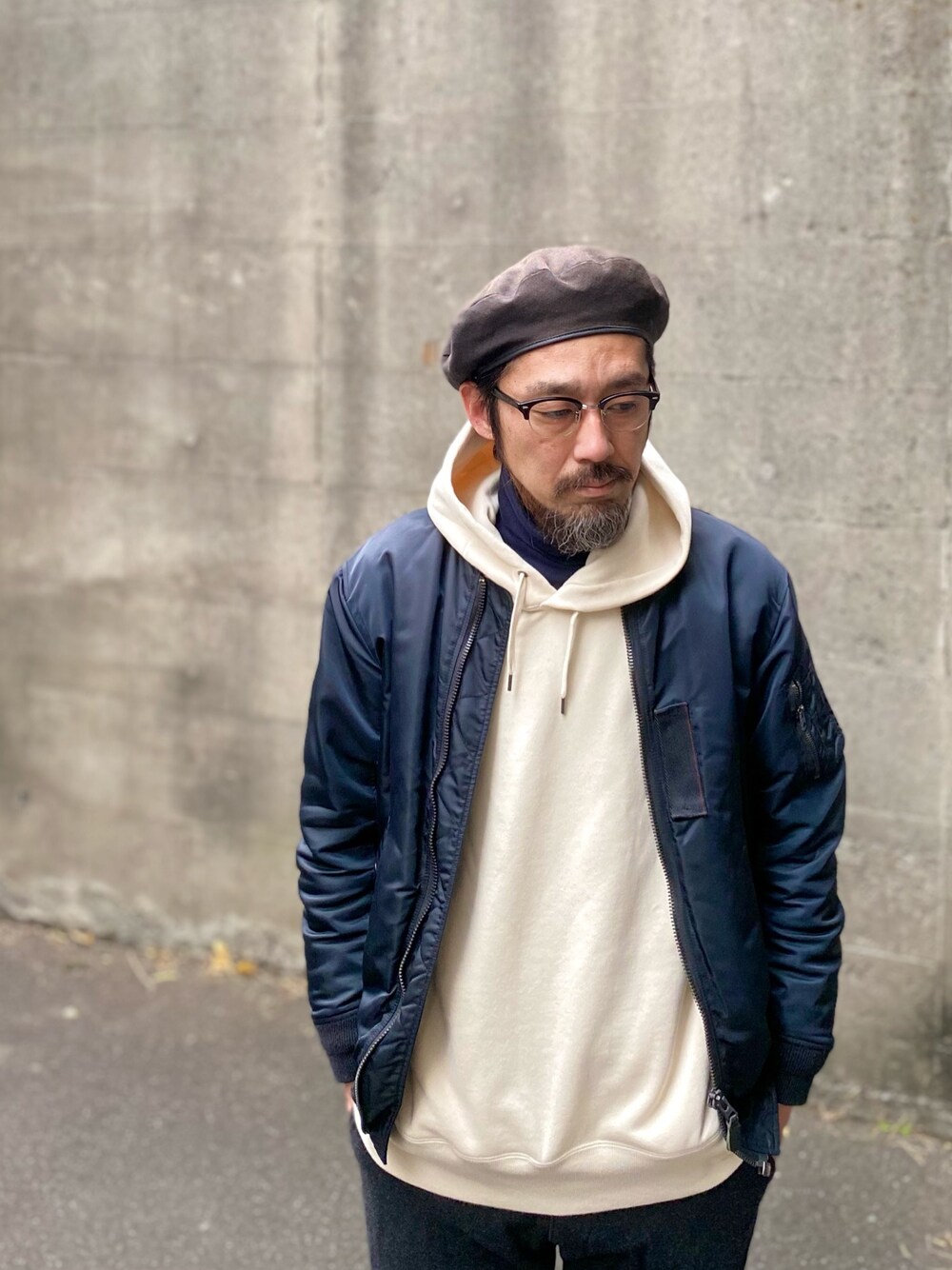 ホワイト系のパーカー、ブラック系のMA-1、ブルー系のTシャツ/カットソーを着用したメンズの冬コーディネートの1枚目の写真