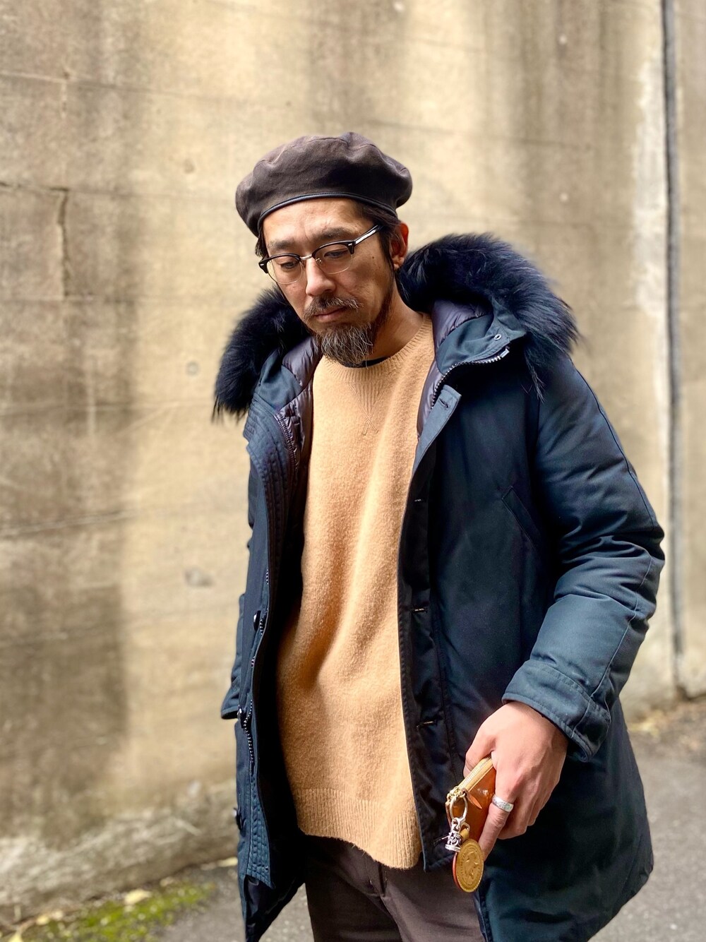 「ダウンジャケット、ブラウンコーデ、ユニクロコーデ、ユニクロ、UNIQLO JW ANDERSON、UNIQLOコーデ、メンズコーデ、メンズファッション、大人コーデ、カジュアルスタイル」｜「UNIQLOのアイテム（ニット/セーター、ブラウン系）」を使った、ヤギハシカズヒロさん（メンズ・181cm）の冬コーディネートの1枚目の写真