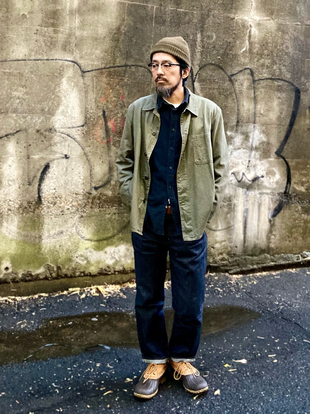 ブルー系のシャツ/ブラウス、ブルー系のデニムパンツ、ブラウン系のブーツを着用したメンズの冬コーディネートの1枚目の写真