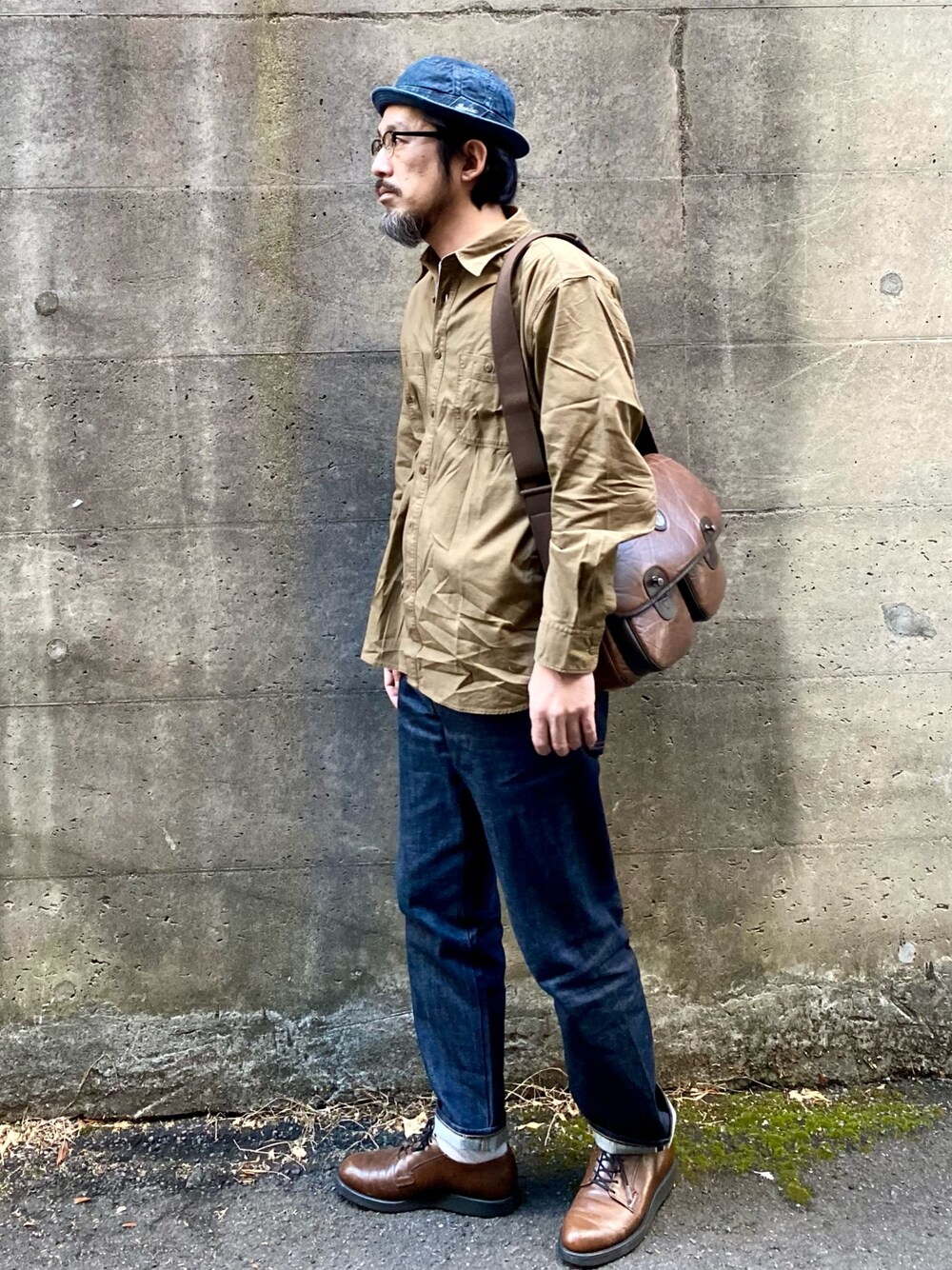 「シンプル、大人カジュアル、カジュアルコーデ、大人コーデ、メンズ、メンズコーデ、ユニクロコーデ、UNIQLO、デニムコーデ、シンプルコーデ」｜「UNIQLOのアイテム（シャツ/ブラウス、ブラウン系）」を使った、ヤギハシカズヒロさん（メンズ・181cm）の冬コーディネートの1枚目の写真