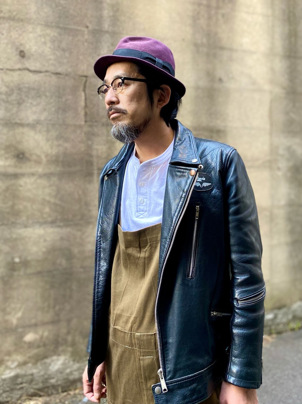 「古着MIX、ライダース、オーバーオール、ミリタリー、古着、メンズコーデ、カジュアルコーデ、今日のコーデ、ミリタリーコーデ、古着コーデ」｜「United Athleのアイテム（Tシャツ/カットソー、ホワイト系）」を使った、ヤギハシカズヒロさん（メンズ・181cm）の冬コーディネートの1枚目の写真