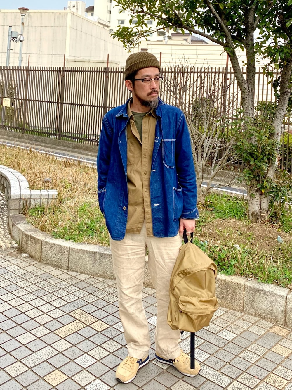 「春コーデ、大人カジュアル、きれいめカジュアル、カジュアルコーデ、シャツスタイル、スニーカーコーデ、リュック、休日スタイル、ゆるコーデ、デニム」｜「orSlowのアイテム（デニムジャケット、ブルー系）」を使った、ヤギハシカズヒロさん（メンズ・181cm）の春コーディネートの1枚目の写真