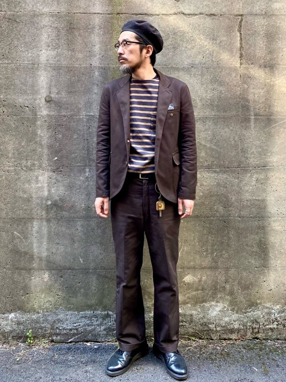 「オトナカジュアル、セットアップ、ブラウンコーデ、ワントーンコーデ、きれいめカジュアル、タックイン、ベレー帽、ボーダー、シンプルコーデ、UNIQLO」｜「UNIQLOのアイテム（Tシャツ/カットソー、ブラウン系）」を使った、ヤギハシカズヒロさん（メンズ・181cm）の春コーディネートの1枚目の写真