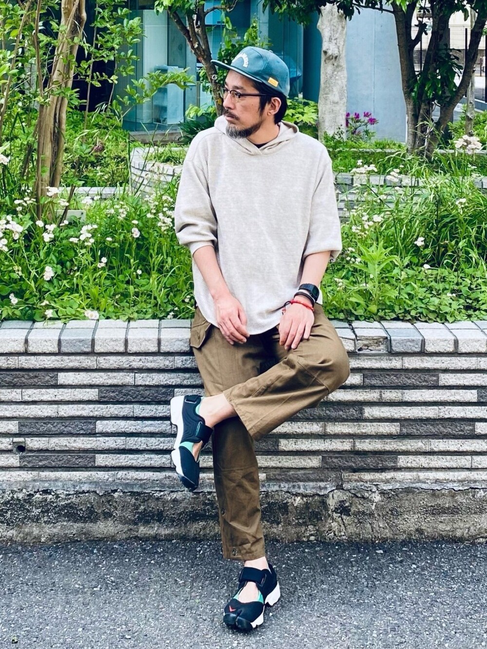 「古着MIX、レイヤードスタイル、ミリタリー、ナイキ、スニーカー、アメカジ、ゆるコーデ、パーカー、UNIQLO、キャップ」｜「NATAL DESIGNのアイテム（キャップ、グリーン系）」を使った、ヤギハシカズヒロさん（メンズ・181cm）の春コーディネートの1枚目の写真