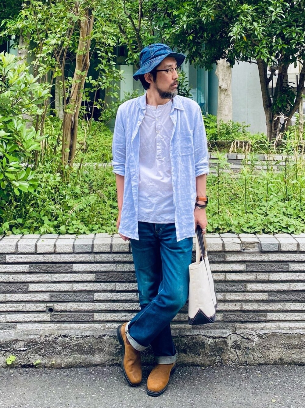 「これが私をアゲる服、春夏コーデ、大人コーデ、大人カジュアル、きれいめカジュアル、古着MIX、リネン、UNIQLO、ブーツ、トートバッグ」｜「Buzz Rickson'sのアイテム（ハット、ブルー系）」を使った、ヤギハシカズヒロさん（メンズ・181cm）の春コーディネートの1枚目の写真