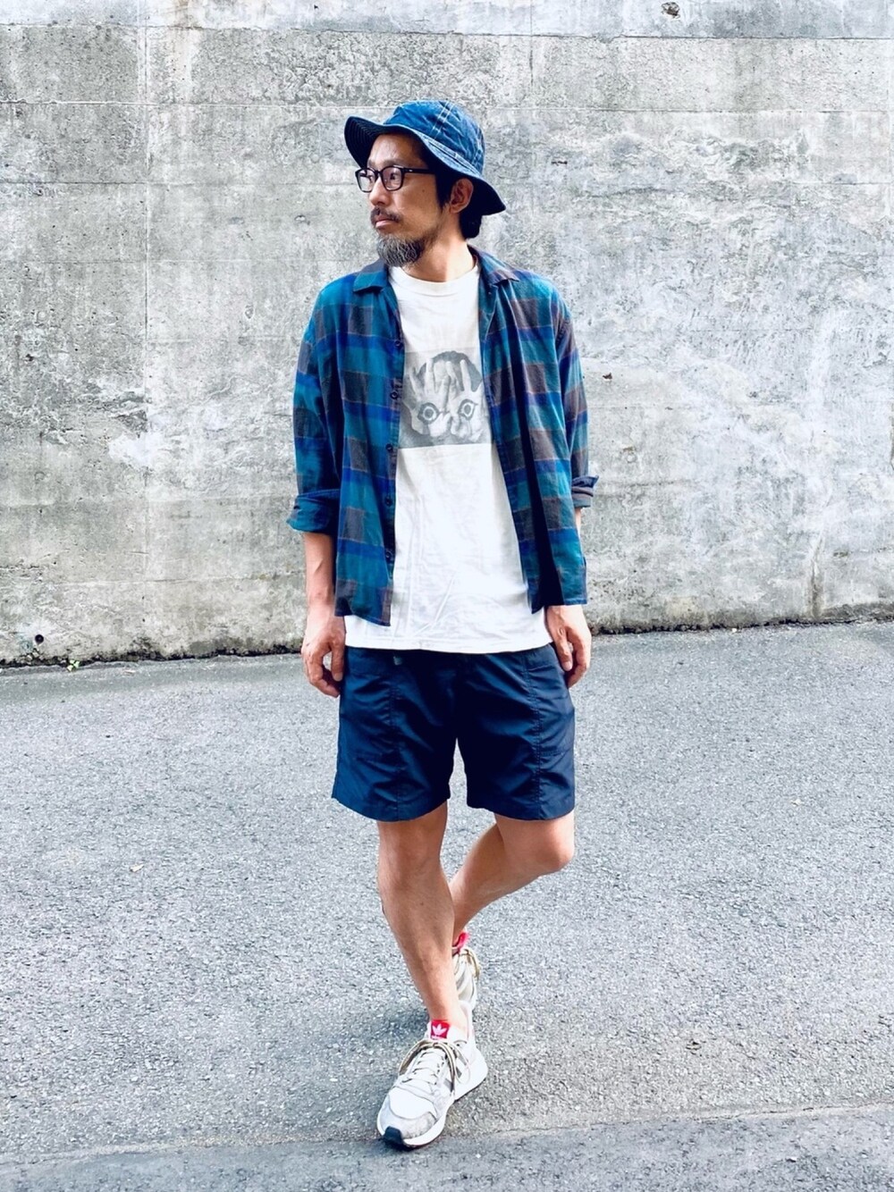 「オトナカジュアル、ストリート、ショートパンツ、白Tシャツ、プリントT、UNIQLO、スニーカーコーデ、休日スタイル、チェック、ハーフパンツ」｜「SHIPSのアイテム（シャツ/ブラウス、グリーン系）」を使った、ヤギハシカズヒロさん（メンズ・181cm）の夏コーディネートの1枚目の写真