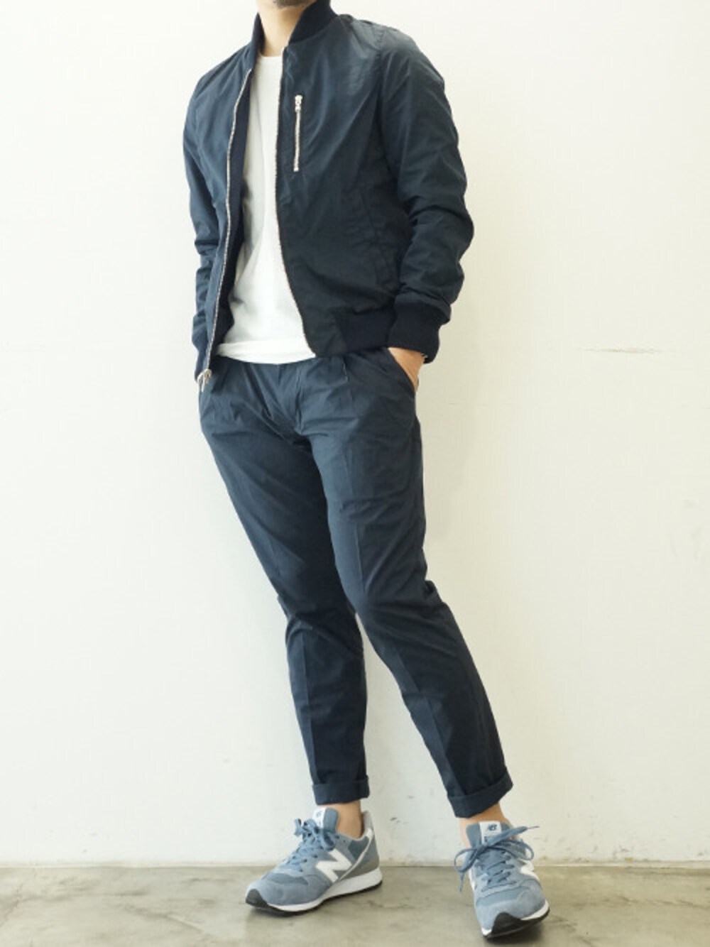 ベージュ系のスニーカーを着用したメンズの冬コーディネートの1枚目の写真