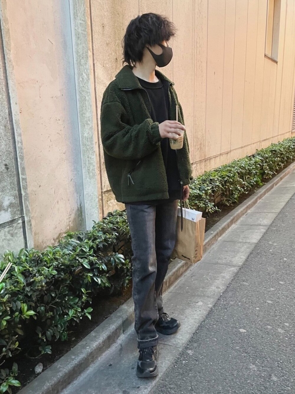 「チョコ色に染まれ、シンプル、大人カジュアル、春コーデ、おしゃれさんと繋がりたい、デニムパンツ、大人コーデ、黒、カーキ、カジュアルコーデ」｜「orderのorder loose boa zip blouson（ブルゾン、グリーン系）」を使った、enoseさん（メンズ・175cm）の冬コーディネートの1枚目の写真