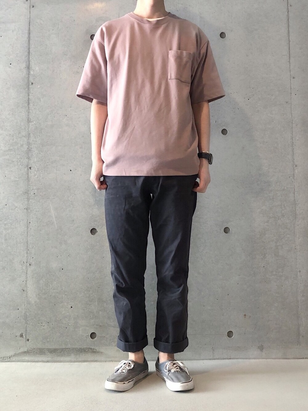 グレー系のその他パンツ、ピンク系のTシャツ/カットソー、グレー系のスニーカーを着用したメンズの春コーディネートの1枚目の写真