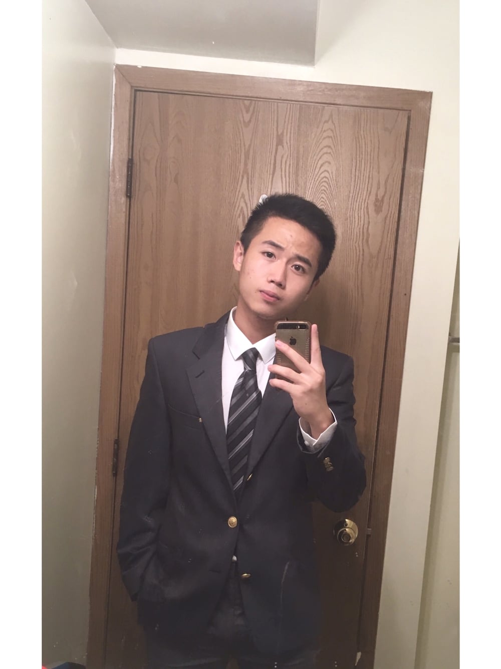 「VERSACEのアイテム（ジャケット/アウター、グレー系）」を使った、Joshua Zhaoさん（メンズ・173cm）の秋コーディネートの1枚目の写真