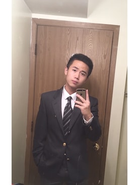 「VERSACE（ヴェルサーチ）のアイテム（ジャケット/アウター）」を使った、Joshua Zhaoさん（メンズ・173cm）の秋コーディネート