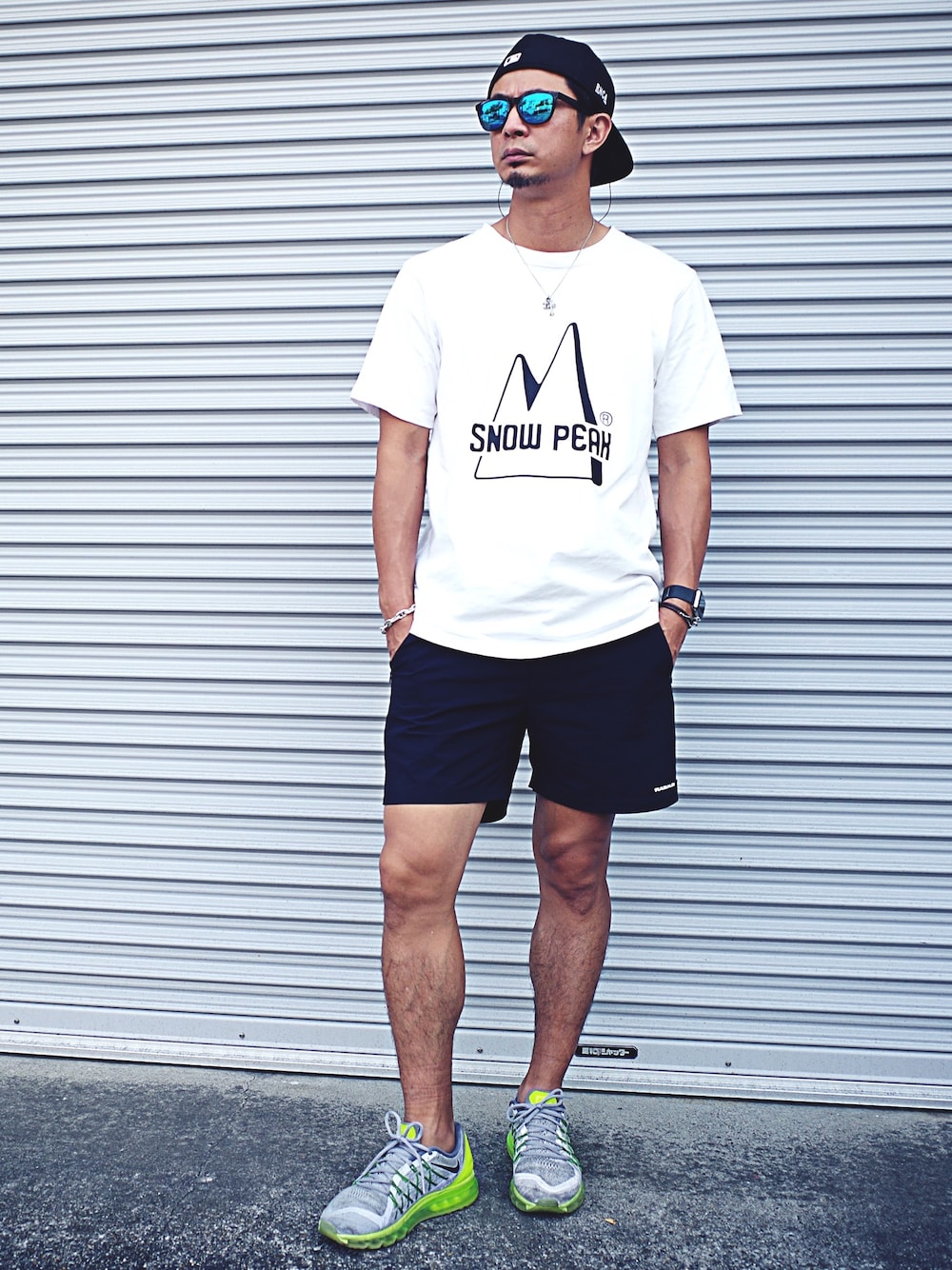 「Tシャツ、ショートパンツ、キャップ、サングラス、シルバーアクセサリー、ブレスレット、スニーカー、ナイキ」｜「Snow Peakのアイテム（Tシャツ/カットソー、ホワイト系）」を使った、mitsuruさん（メンズ・179cm）の夏コーディネートの1枚目の写真