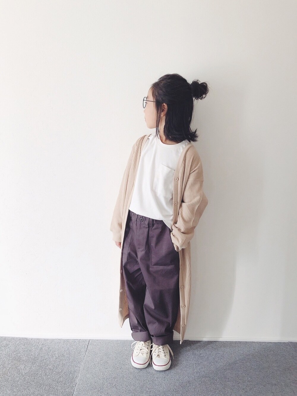 「ロングカーディガン、チノパン、はるコーデ、サーマル、カーディガン、ゆるコーデ、converse、ゆるパンツ」｜「CIAOPANIC TYPYの【ママとおそろい】3WAYワッフルワンピース（ワンピース、ベージュ系）」を使った、yuyuemさん（キッズ・120cm）の冬コーディネートの1枚目の写真