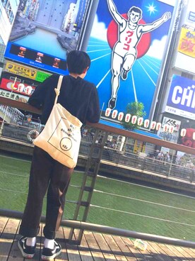 「zZzのアイテム（トートバッグ、ベージュ系）」を使った、そらどれさん（メンズ・168cm）の夏コーディネート