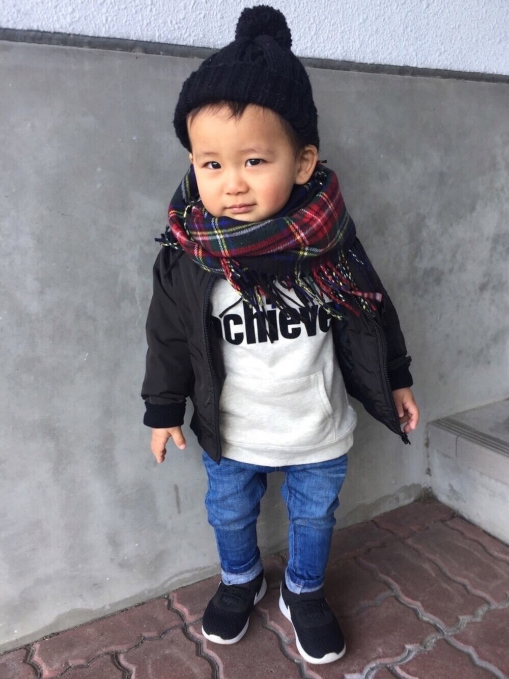 「マフラーぐるぐる、1歳、冬コーデ、kidsfashion、おとこのこ、リングマフラー、MA-1、デニム、スニーカー、ニット帽」｜「CIAOPANIC TYPYの【WEB限定カラー】星柄キルティング中綿MA-1（MA-1、ブラック系）」を使った、KG☻さん（キッズ・80cm）の冬コーディネートの1枚目の写真