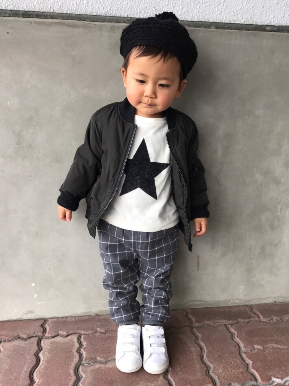 「おとこのこ、1歳、モノトーン、ベレー帽、petit main、スタンスミス、チェックパンツ」｜「petit mainのウィンドウペン柄リブ切り替えパンツ（その他パンツ、グレー系）」を使った、KG☻さん（キッズ・80cm）の冬コーディネートの1枚目の写真
