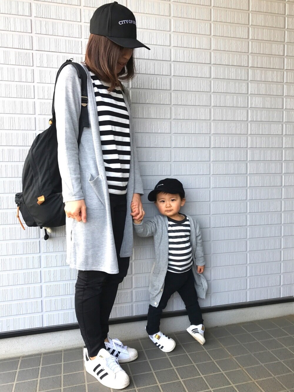 「おとこのこ、1歳、キャップ、ボーダー、ロングカーディガン、スーパースター、親子コーデ、リンクコーデ、モノトーン、モノトーンコーデ」｜「スキップランドのアイテム（Tシャツ/カットソー、ブラック系）」を使った、KG☻さん（キッズ・80cm）の春コーディネートの1枚目の写真