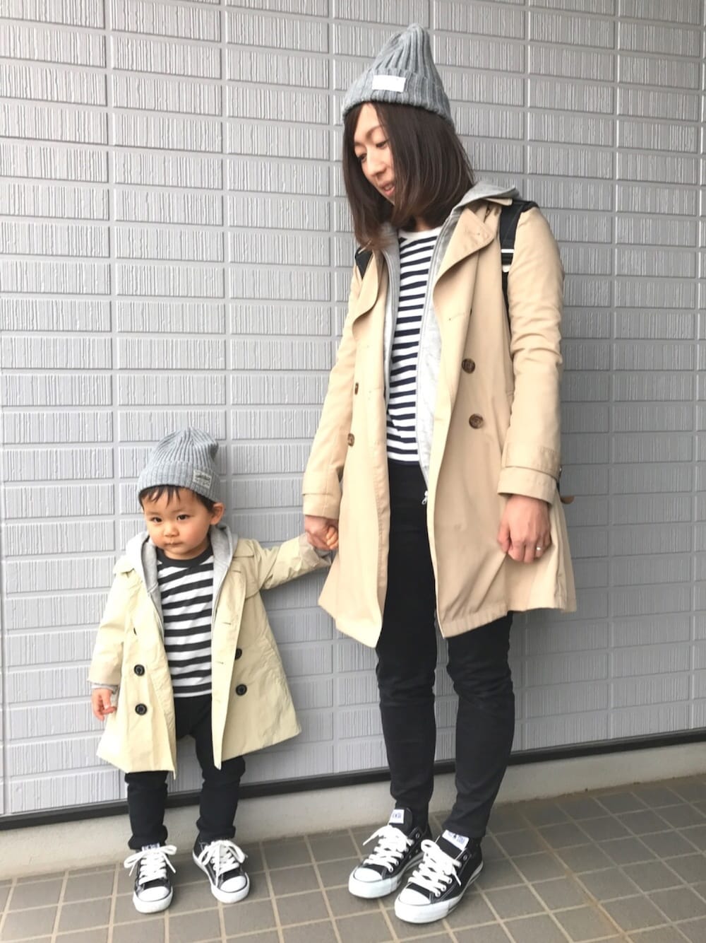 「おとこのこ、1歳、親子コーデ、リンクコーデ、トレンチコート、ボーダー、コンバース、グレーパーカー」｜「スキップランドのアイテム（Tシャツ/カットソー、ブラック系）」を使った、KG☻さん（キッズ・80cm）の春コーディネートの1枚目の写真