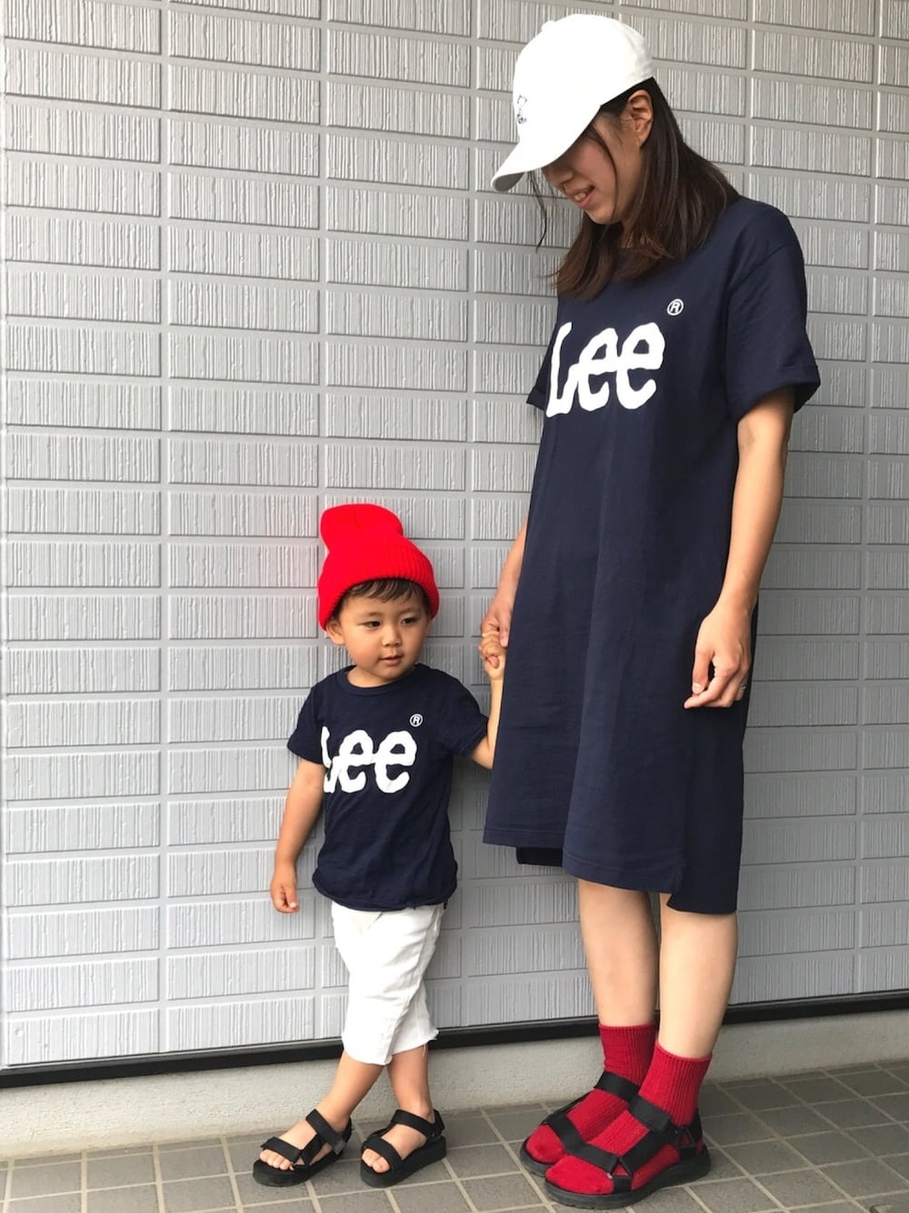 「おとこのこ、2歳、親子コーデ、リンクコーデ、LEE、ホワイトパンツ、スポーツサンダル」｜「LeeのLee/リー ロゴTシャツ（Tシャツ/カットソー、ブルー系）」を使った、KG☻さん（キッズ・90cm）の夏コーディネートの1枚目の写真