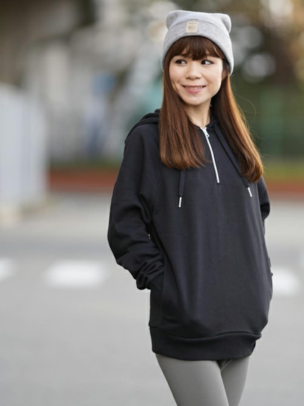 ブラック系のスウェットを着用したレディースの秋コーディネートの1枚目の写真