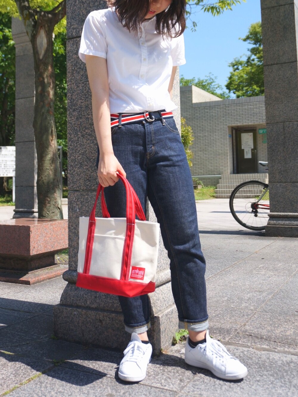 「シンプル、カジュアルコーデ、大人カジュアル、Manhattan Portage、トートバッグ、夏、スニーカーコーデ、無印良品、白Tシャツ、ootd」｜「無印良品のアイテム（デニムパンツ、ブルー系）」を使った、Ayaka Taniguchiさん（レディース・161cm）の春コーディネートの1枚目の写真