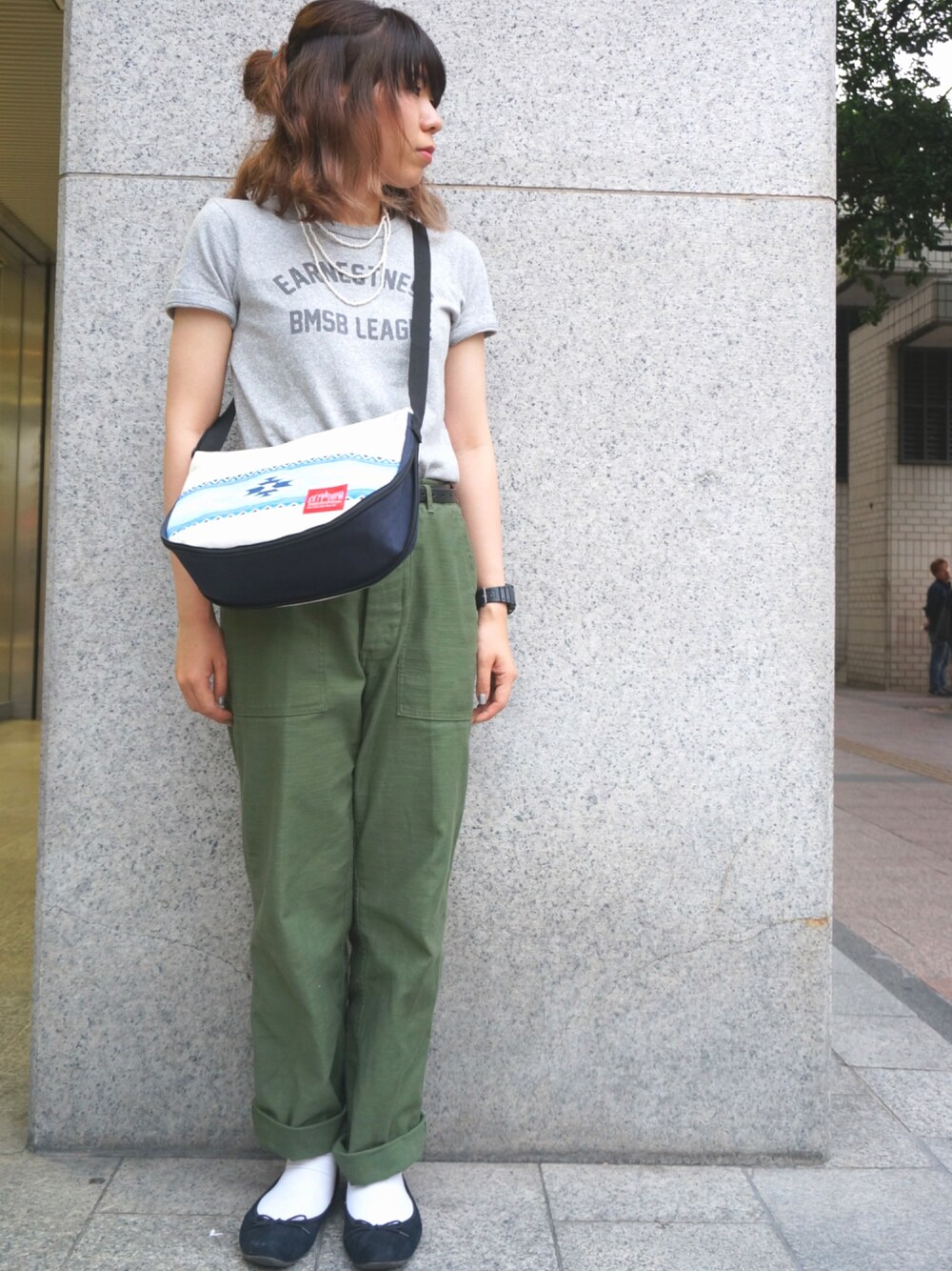 「オトナカジュアル、夏、シンプル、ootd、Manhattan Portage、無印良品、BEAMS、BEAMS BOY、バレエシューズ、プチプラ」｜「中田商店のアイテム（カーゴパンツ、グリーン系）」を使った、Ayaka Taniguchiさん（レディース・161cm）の春コーディネートの1枚目の写真