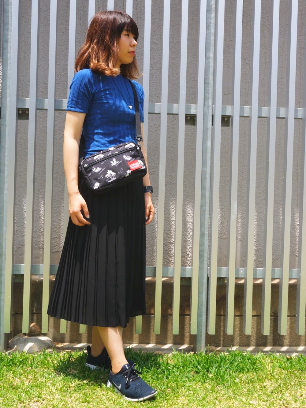 「オトナカジュアル、シンプル、Manhattan Portage、UNIQLO、サコッシュ、A.P.C.、NIKE、ootd、スカート、スニーカー」｜「G-SHOCKのG-SHOCK　ジーショック　CASIO　カシオ　（アナログ腕時計、ブラック系）」を使った、Ayaka Taniguchiさん（レディース・161cm）の夏コーディネートの1枚目の写真