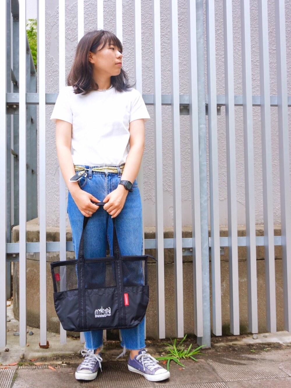 「カジュアル、オトナカジュアル、パンツスタイル、デニム、トートバッグ、Manhattan Portage、ootd、outfit、シンプル、夏」｜「Levi'sのアイテム（デニムパンツ、ブルー系）」を使った、Ayaka Taniguchiさん（レディース・161cm）の夏コーディネートの1枚目の写真