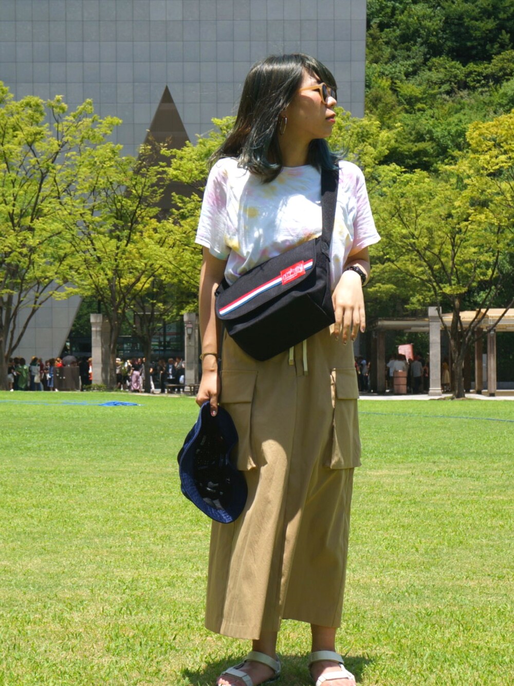 「夏、フェススタイル、Manhattan Portage、マンハッタンポーテージ、タイダイ柄、シンプル、カジュアル、ラフ、ootd、オトナカジュアル」｜「Manhattan Portageのアイテム（メッセンジャーバッグ、ブラック系）」を使った、Ayaka Taniguchiさん（レディース・161cm）の夏コーディネートの1枚目の写真