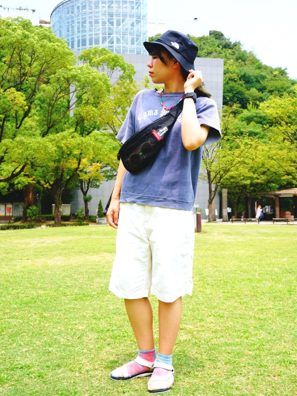 「カジュアルコーデ、夏、シンプル、teva、Manhattan Portage、マンハッタンポーテージ、フェススタイル、ootd、スポーツサンダル、ホワイト」｜「vintage(JANTIQUE)のアイテム（Tシャツ/カットソー、グレー系）」を使った、Ayaka Taniguchiさん（レディース・161cm）の夏コーディネートの1枚目の写真