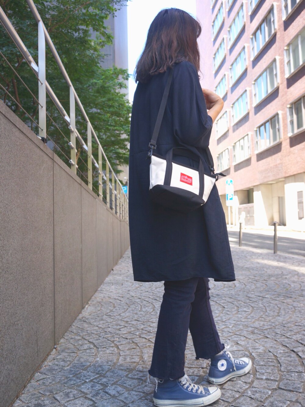 「夏コーデ、カジュアルコーデ、オトナカジュアル、オトナ女子、ootd、シンプル、Manhattan Portage、マンハッタンポーテージ、スニーカー、秋コーデ」｜「Manhattan PortageのMini Zipper Tote（トートバッグ、ホワイト系）」を使った、Ayaka Taniguchiさん（レディース・161cm）の夏コーディネートの1枚目の写真