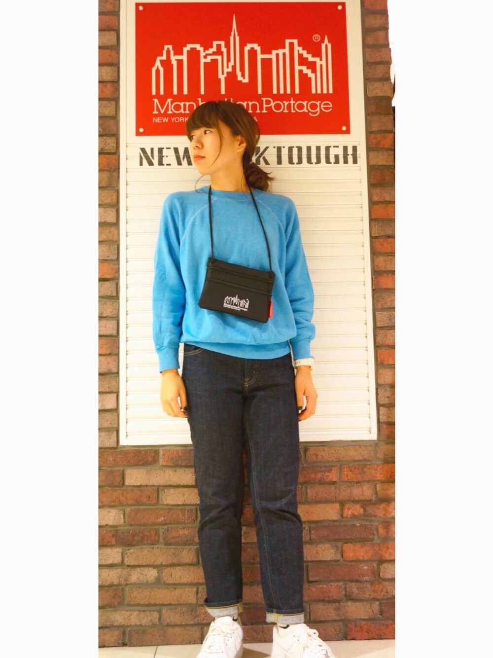「オトナカジュアル、サコッシュ、ootd、秋コーデ、カジュアル、denim、Manhattan Portage、マンハッタンポーテージ、夏、シンプル」｜「Manhattan PortageのTriple Zipper Pouch（ショルダーバッグ、ブラック系）」を使った、Ayaka Taniguchiさん（レディース・161cm）の夏コーディネートの1枚目の写真