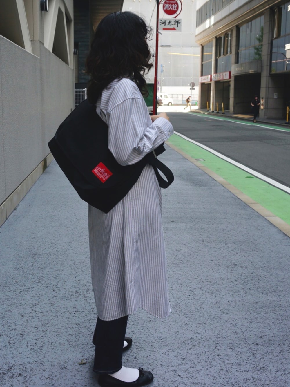 「マンハッタンポーテージ、Manhattan Portage、無印良品、無印、シャツワンピ、デニム、バレエシューズ」｜「無印良品のアイテム（シャツワンピース、ベージュ系）」を使った、Ayaka Taniguchiさん（レディース・162cm）の秋コーディネートの1枚目の写真