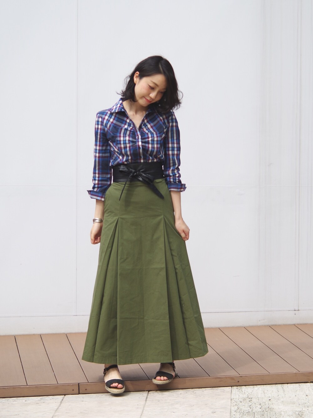 「NARACAMICIE、ナラカミーチェ、オトナカジュアル、ラフ、ロングスカート、カーキ、サンダル、サッシュベルト、チェックシャツ」｜「NARACAMICIEのイタリアンチェックスタンドカラー七分袖シャツ（シャツ/ブラウス、ブルー系）」を使った、Emmaさん（レディース・161cm）の春コーディネートの1枚目の写真